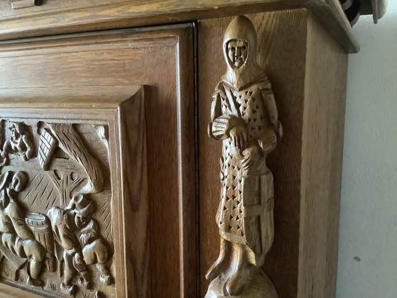 Image 1 of Meuble en chêne de caractère avec panneaux à tête de chevalier