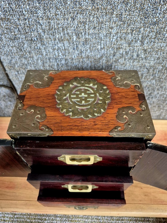 Image 1 of Antico portagioie cinese in palissandro con accessori in ottone