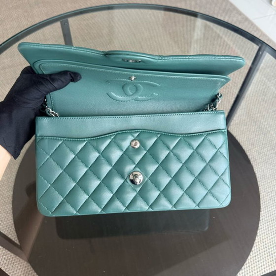 Image 1 of Bolso Chanel Classic Flap mediano - 25 cm, piel de cordero acolchada, verde oliva, azul, herrajes plateados, Serie 26