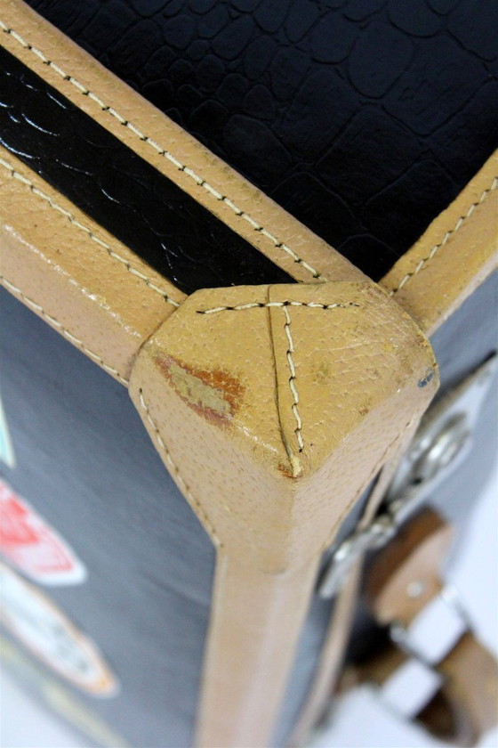 Image 1 of Valise en cuir vintage avec ses étiquettes d'origine, années 1950