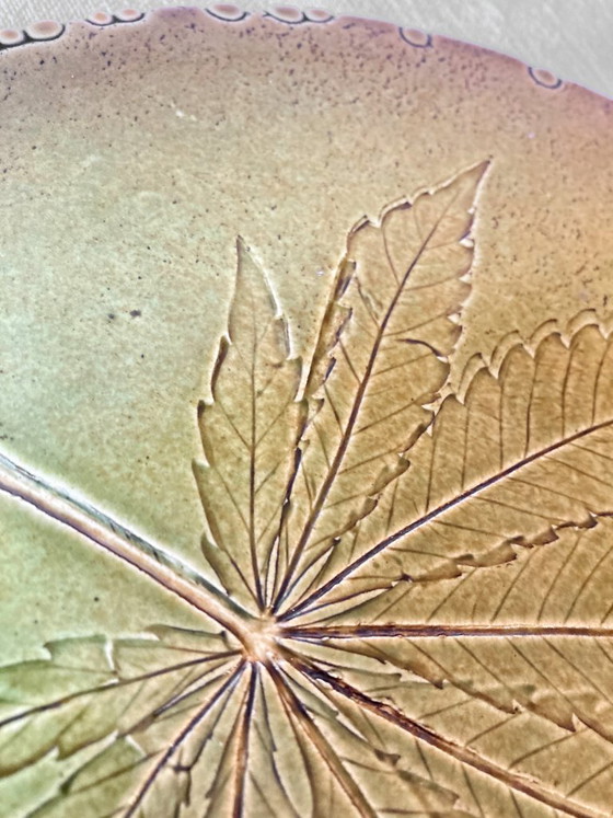 Sottopentola artigianale in ceramica smaltata, impronta di foglia di canapa, Accessori da tavola, Verde (foto 7 di 11)
