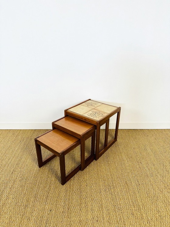 Image 1 of Set de 3 tables basses gigognes vintage en teck et céramique, 1960