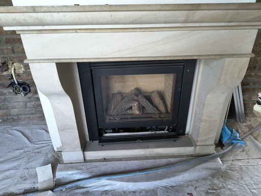 Cheminée au gaz Dru avec entourage en marbre
