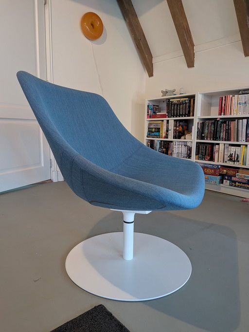 Lapalma Auki lounge chair with disc base
