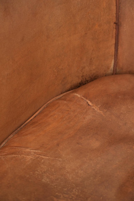 Heerlijke vintage schapenleren clubfauteuil in een mooie lichte cognac kleur met een prachtig patina en een (photo 10 of 14)