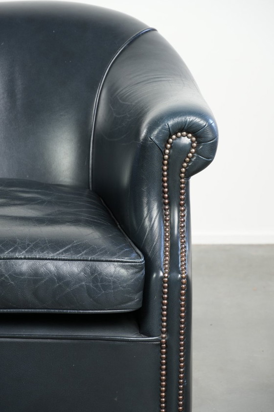 Image 1 of Bellissima e confortevole poltrona club in pelle bovina blu scuro dal design unico e senza tempo.
