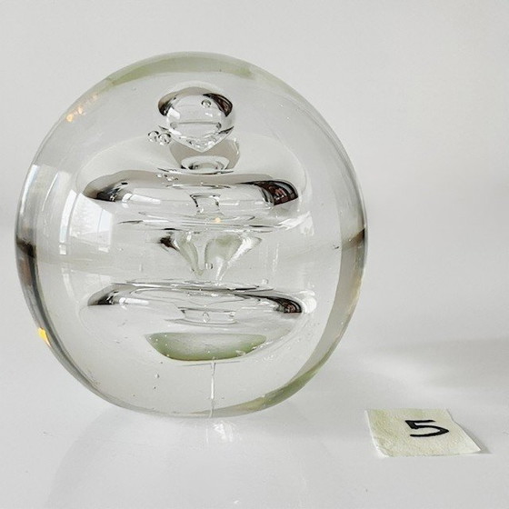 Image 1 of Presse-papier sphérique vintage en cristal transparent à motif tourbillonnant, 7 cm