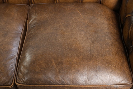 Image 1 of Tijdloze en mooie Engelse rundleren chesterfield 2 zits bank in een luxe kleur