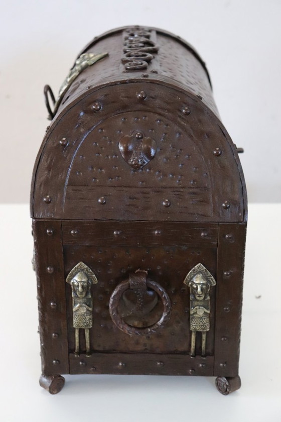 Image 1 of Antigua caja decorativa de hierro, principios del siglo XX