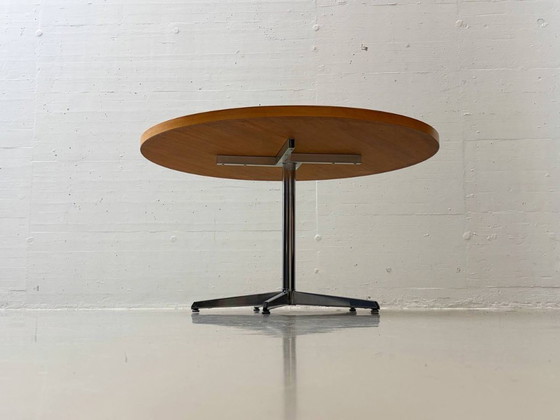 Image 1 of Mesa redonda con tablero de nogal, años 70