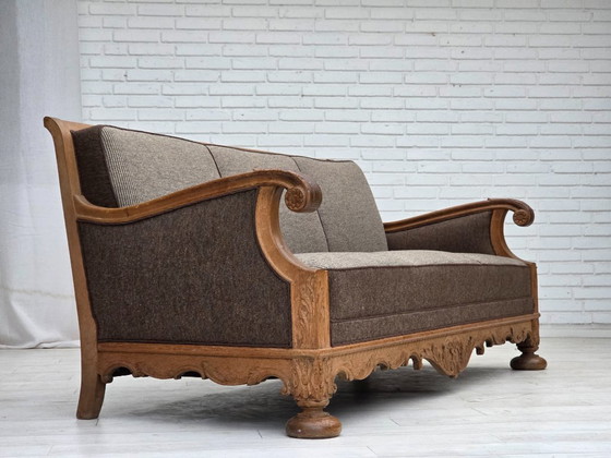 Image 1 of 1950er Jahre, dänisches 3-Sitzer-Sofa, Möbelwolle, massives geschnitztes Eichenholz.