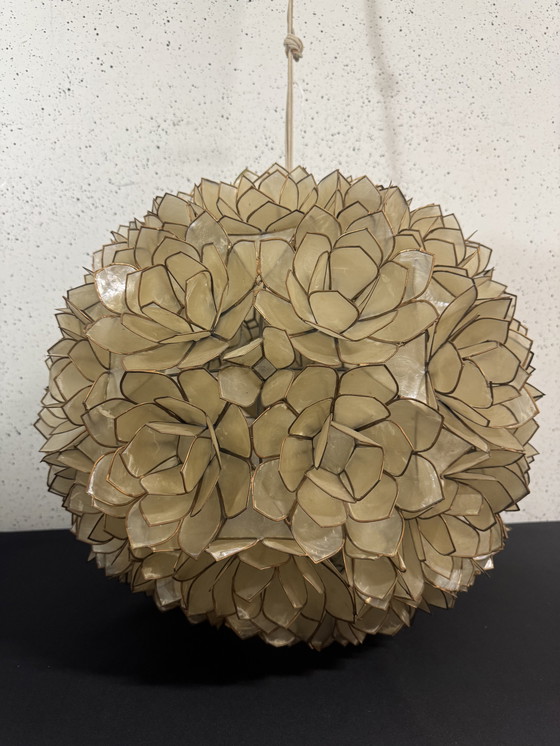 Image 1 of grande lampadario vintage composto da fiori in madreperla