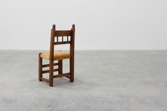 Image 1 of Sedia laterale spagnola in rovere intagliata a mano del XIX secolo con seduta in velluto