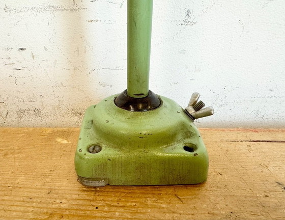 Image 1 of Lampada da tavolo industriale verde da officina, anni '60