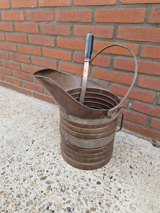 Cubo antiguo con cuchillo grande