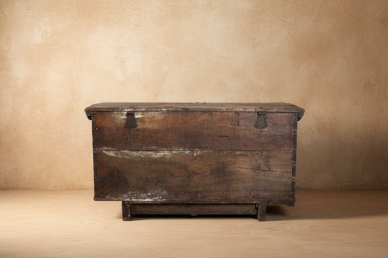 Image 1 of Cassapanca in legno con coperchio, fine XVIII secolo.