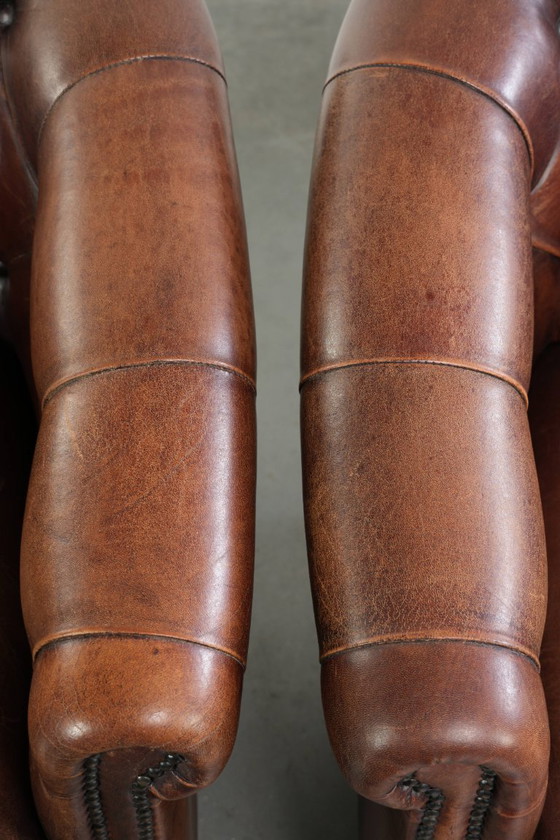 Image 1 of 2x karaktervolle en warme schapenleren clubfauteuil in Engelse chesterfield stijl