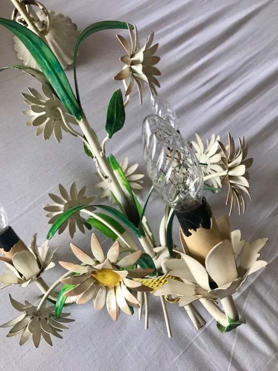 Image 1 of romantico lampadario anni '50 smaltato con bouquet di margherite