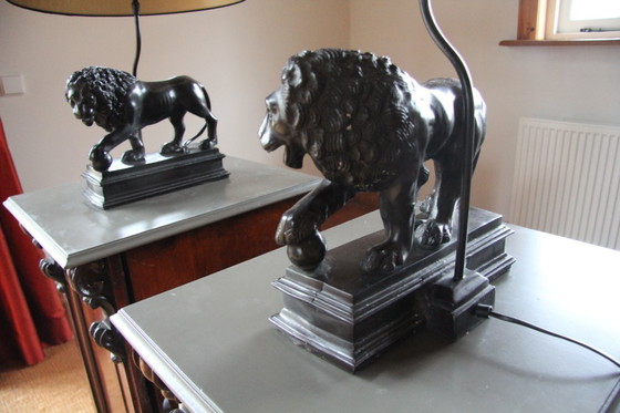 Image 1 of 2 bijzondere vintage tinkleurige tafellampen met leeuwen voet 