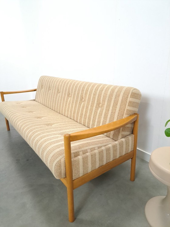 Image 1 of Slaapbank beige gestreept met houten frame