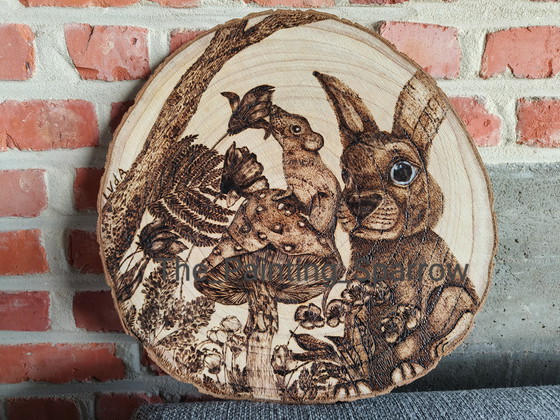 Image 1 of Dibujo pirograbado sobre disco de tronco de árbol: mundo de cuento de hadas