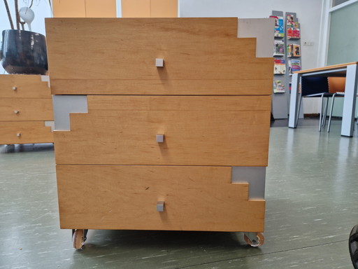 Petites commodes uniques sur roulettes