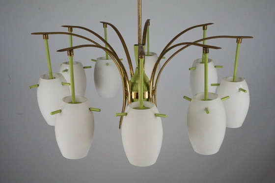 Image 1 of 9-armiger Messing-Kronleuchter aus der Jahrhundertmitte mit grünem Lack und Opalglas. Italien 1950er Jahre