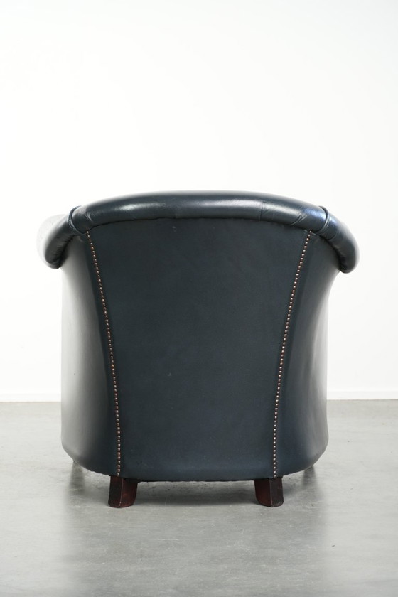 Image 1 of Poltrona club blu scuro in pelle bovina dal design intramontabile