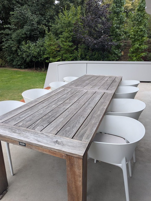 Silla de jardín Vondom Africa para patio, color blanco con cojín de asiento extraíble en color arena. – tuinstoelen, Plastic