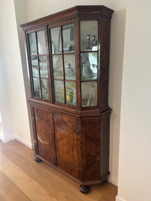 Antique (Anno 1720) display case in walnut