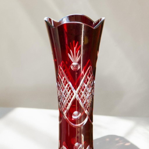 Vaso antico color rubino in vetro di Boemia tagliato a ruota