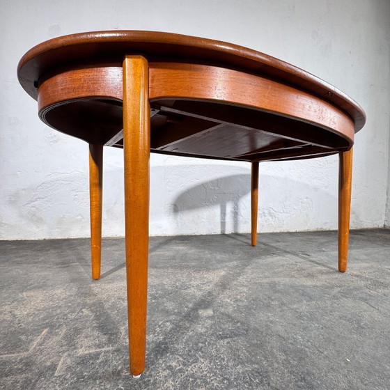 Image 1 of Mesa de comedor ovalada extensible de teca, estilo británico, década de 1960.