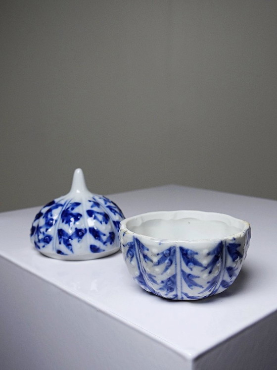 Image 1 of Pequeño joyero antiguo de porcelana china azul y blanca pintado a mano.