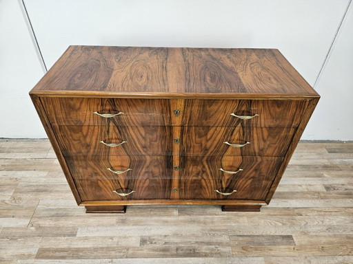 Art Decò chest of drawers in walnut with brass handles