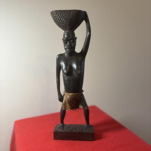 Afrikaanse vrouw met mandje op haar sabot