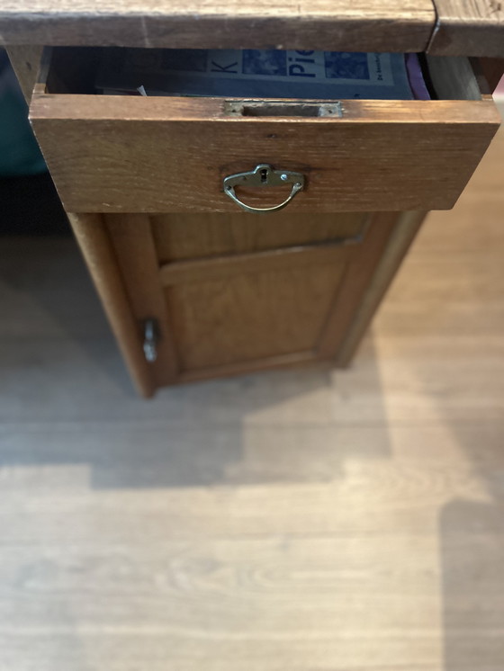 Image 1 of Een antieke/vintage eiken secretaire/ archiefkast, van rond 1900-1920.