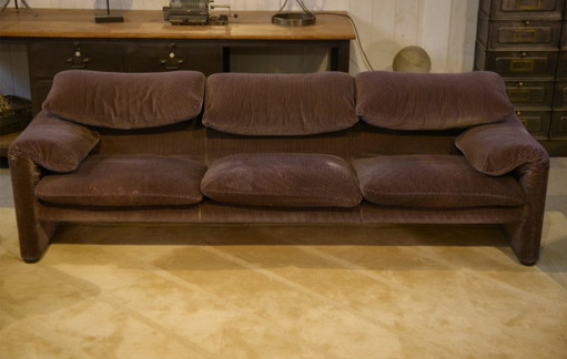De Maralunga 3-zitsbank en twee fauteuils set van Vico Magistretti voor Cassina, eerste editie 1973.