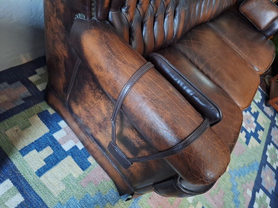 Image 1 of Divano Chesterfield a 3 posti in pelle color castagna