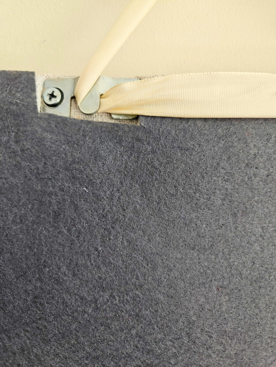 Image 1 of Ricamo fatto a mano su tela – Linea floreale viola su tela di lino – 45 x 35 cm