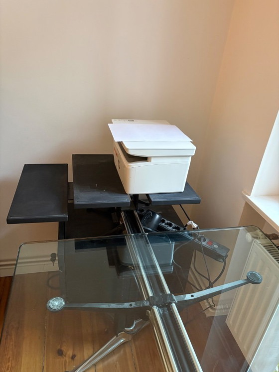 Image 1 of Mesa de cristal Herman Miller, diseñada por Bruce Burdick.