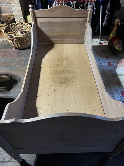 Lit d'enfant ancien en bois massif