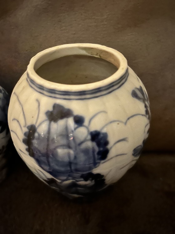 Image 1 of Japanse antieke blauw witte geribbelde gemberpotten Imari stijl 24cm ( alleen linker pot op de foto’s)