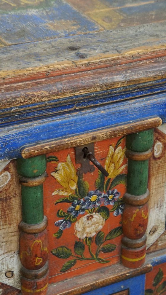 Image 1 of Le coffre de mariée/table basse antique peint à la main du 19e siècle