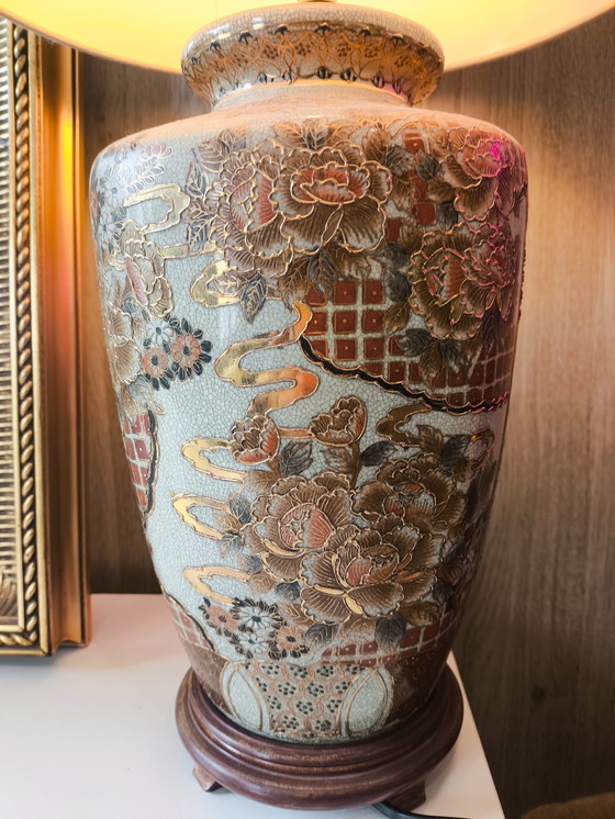 Keramische tafellamp in Aziatische Chinoiserie-stijl uit het midden van de 20e eeuw met vergulde details. (photo 5 of 6)