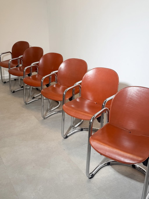 *Juego de 6 sillas “Dialogo Dessau” de Tobia & Afra Scarpa para C&B Italia – Piel color coñac, estilo Bauhaus