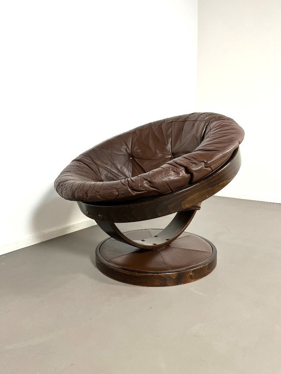 Image 1 of Lounge-Sessel im Space-Age-Stil mit drehbarem Fuß und Lederbezug, 1970er Jahre
