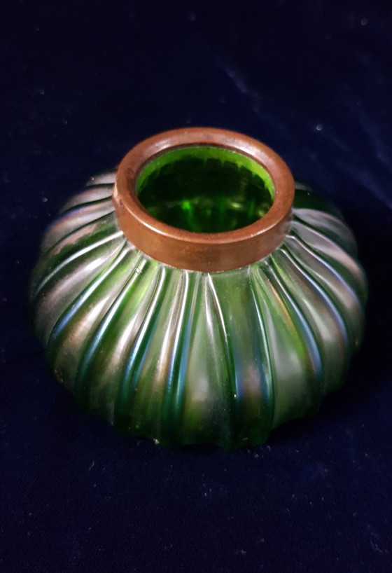 Image 1 of Un jarrón Loetz para popurrí con monturas de cobre
