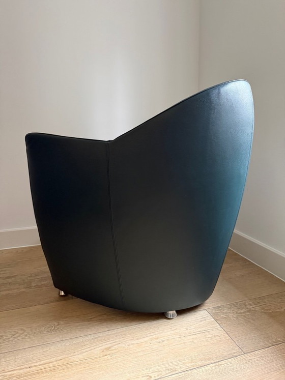 Image 1 of Sillón Leolux Carabita con otomana, tapizado en piel verde oscuro.