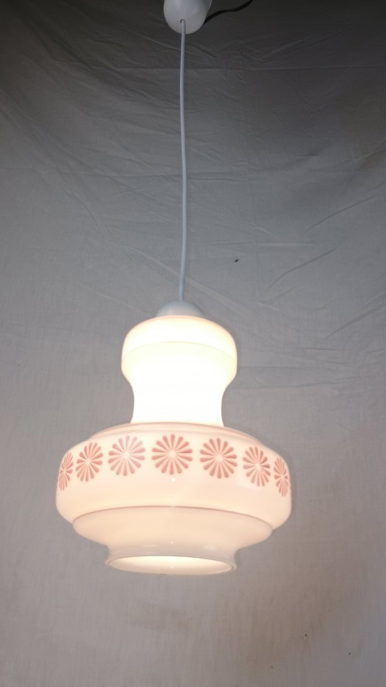 Image 1 of Lampada a sospensione vintage di metà secolo Lunel in vetro bianco crema con fiore rosa