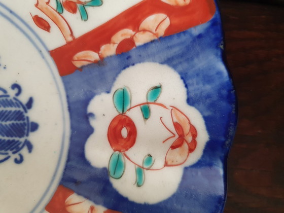 Image 1 of Due piatti giapponesi Imari (vaso di fiori e crisantemo), circa 1900.